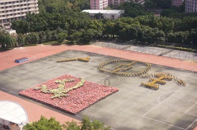西北轻工批发市场周边人行道有摊贩占道 城管：加强巡查